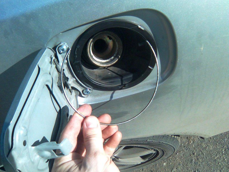 как открыть крышку бензобака на шевроле круз