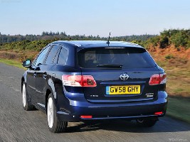 toyota_avensis_wagon_4.jpg