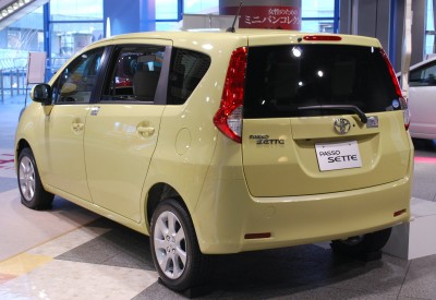 2009_Toyota_Passo-Sette_02.jpg